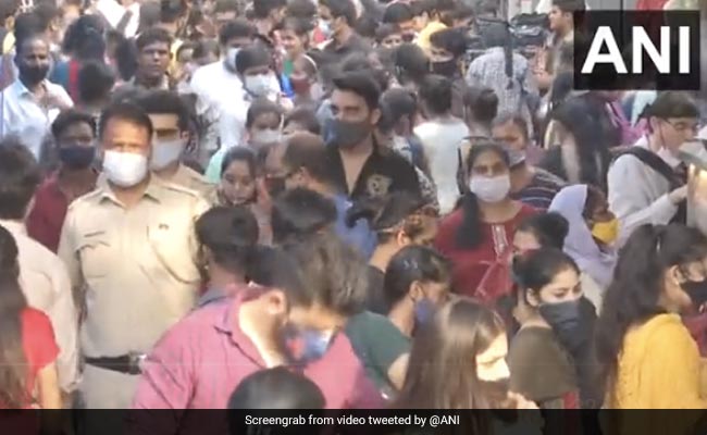 VIDEO: भूल गए कोरोना का कहर! दिल्ली के सरोजनी नगर मार्केट में उमड़ा जनसैलाब, ताक पर नियम