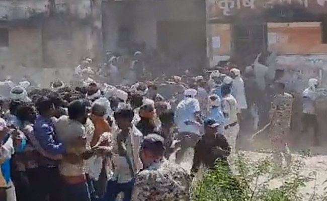 Amid Crisis, Desperate Farmers Loot Fertiliser In Madhya Pradesh, Face Police <i>Lathis</i>