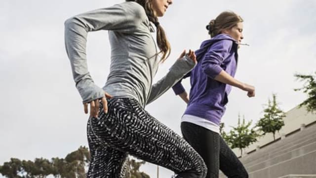 Celebrity Fitness Trainer Demonstrates "Cardio On The Go" Workouts