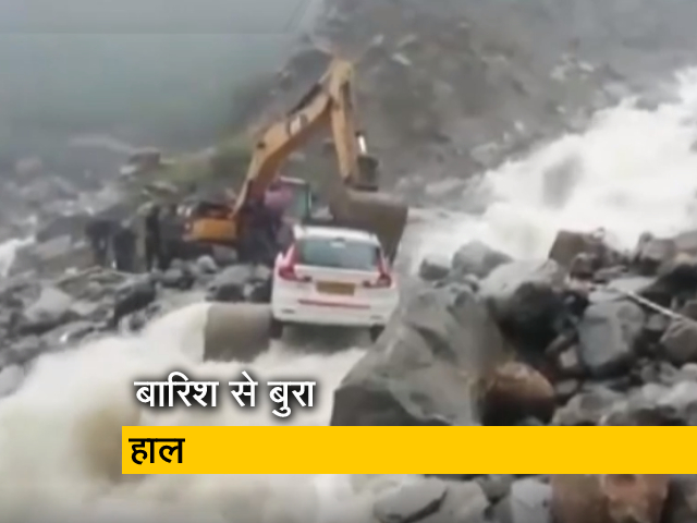 उत्तराखंड: नाले में फंसी कार, बाहर निकालने के लिए बुलानी पड़ी JCB
