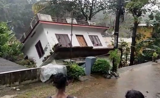 Kerala Rain Video: House Collapses Into River In Kerala Amid Heavy ...