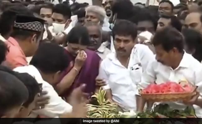 Teary-Eyed VK Sasikala, Who Quit Public Life, At Jayalalithaa Memorial