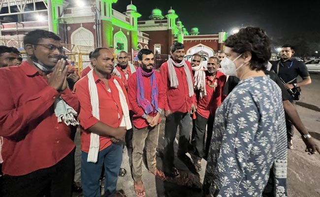प्रियंका गांधी ने लखनऊ में कुलियों से की मुलाकात, आज ललितपुर में किसान परिवारों से मिलने का कार्यक्रम