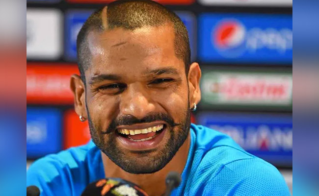 पलक झपकते ही भारतीय जर्सी से सूट बूट में बदले शिखर धवन, देखें मजेदार Video