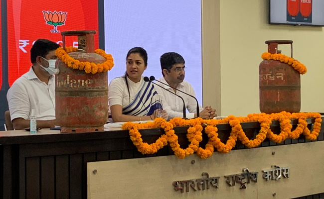 'सरकार को लोगों के दर्द का अहसास नहीं' : रसोई गैस, पेट्रोल-डीजल के दामों में वृद्धि पर कांग्रेस का 'हमला'