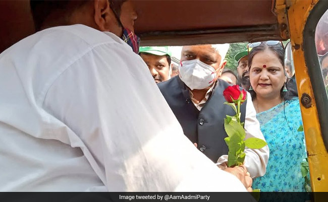 With Roses, Delhi Minister Urges People To Turn Off Vehicles At Red Light