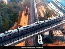 रेलवे ने जारी किया 'मिले सुर मेरा तुम्हारा' का नया वर्जन, 13 भाषाओं में गाया गया है ये गीत, सुनकर ताज़ा होंगी पुरानी यादें रेलवे ने जारी किया 'मिले सुर मेरा तुम्हारा' का नया वर्जन, 13 भाषाओं में गाया गया है ये गीत, सुनकर ताज़ा होंगी पुरानी यादें