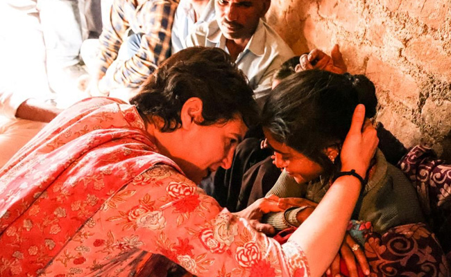 खाद न मिलने के कारण किसानों ने की आत्महत्या, पीड़ित परिवारों से मिलीं प्रियंका गांधी