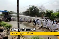 किसानों का आरोप, पुलिस ने वाटर कैनन में सीवर के पानी का इस्तेमाल किया किसानों का आरोप, पुलिस ने वाटर कैनन में सीवर के पानी का इस्तेमाल किया