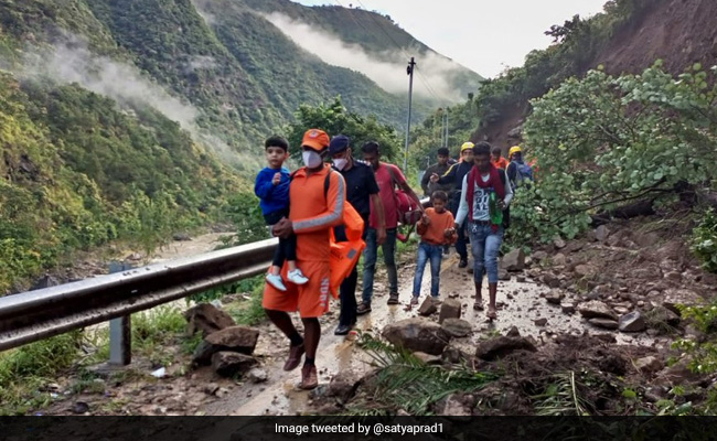 उत्तराखंड के रानीखेत-अल्मोड़ा का मैदानी इलाकों से संपर्क कटा, रानीखेत में सिर्फ इमरजेंसी के लिए बचा ईंधन