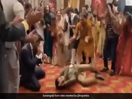 राजपाल यादव ने शादी में ज़मीन पर लेट-लेटकर किया जबरदस्त डांस, हर्ष गोयनका ने कही ये मज़ेदार बात - देखें Video राजपाल यादव ने शादी में ज़मीन पर लेट-लेटकर किया जबरदस्त डांस, हर्ष गोयनका ने कही ये मज़ेदार बात - देखें Video