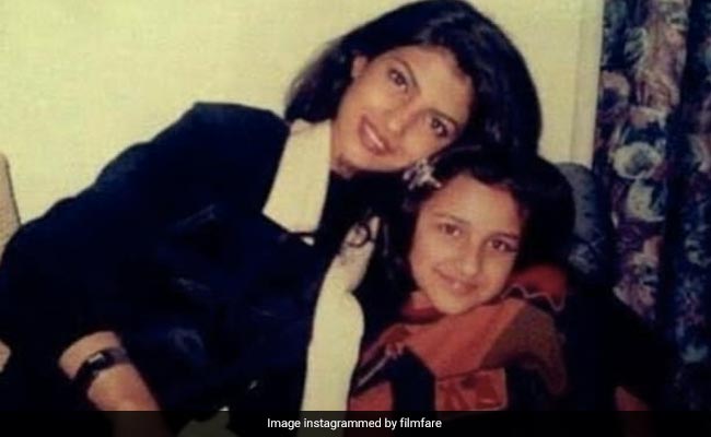 इस फोटो में मुस्कुराती ये दोनों बहनें बॉलीवुड से लेकर हॉलीवुड में भी आ चुकी हैं नजर, क्या पहचान पाए आप इन्हें...?