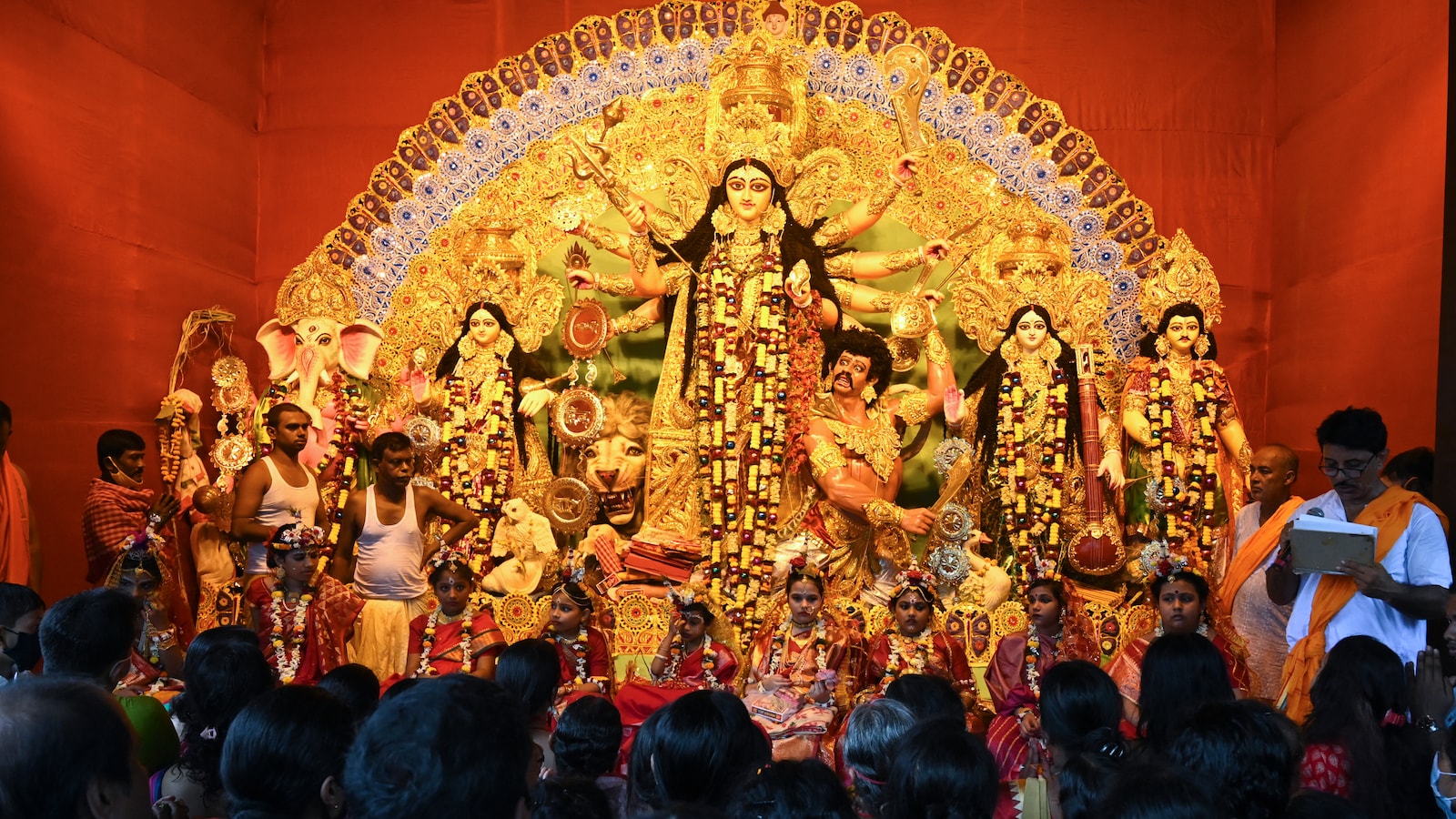 देवी दु्र्गा की प्रतिमाओं के विसर्जन के साथ पश्चिम बंगाल में दुर्गा पूजा का  समापन | Durga Puja concludes in West Bengal with immersion of idols of  Goddess Durga - NDTV India
