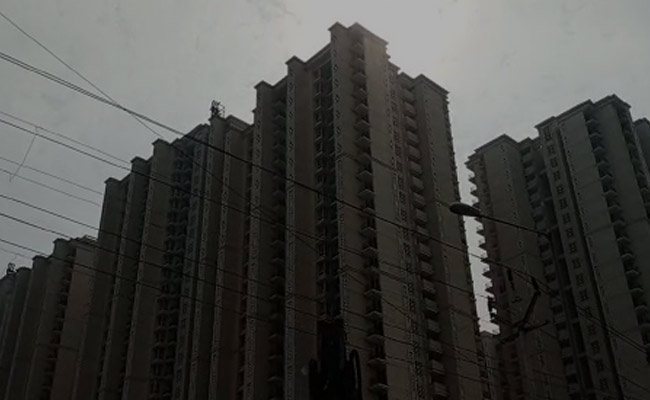 गाजियाबाद : इमारत की 25वीं मंजिल से गिरकर दो जुड़वा भाइयों की दर्दनाक मौत