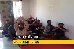 कर्नाटक : बजरंग दल और VHP कार्यकर्ता चर्च में जबरन घुसकर गाने लगे भजन कर्नाटक : बजरंग दल और VHP कार्यकर्ता चर्च में जबरन घुसकर गाने लगे भजन