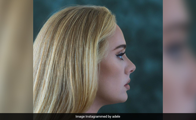 Adele Looks Drop Dead Gorgeous In Winged Eyeliner And Contoured Cheeks With Her Blonde Hair