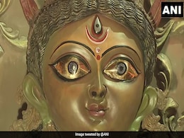 Navratri 2021: देवी दुर्गा को पहनाई गई लाखों की Golden Saree, स्थापित की गईं सोने की आंखें, तस्वीरें देख नहीं हटेंगी नजरें Navratri 2021: देवी दुर्गा को पहनाई गई लाखों की Golden Saree, स्थापित की गईं सोने की आंखें, तस्वीरें देख नहीं हटेंगी नजरें