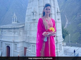 नवरात्रि पर बेहद सादगी भरे रूप में नजर आईं उर्वशी रौतेला, मंदिर के सामने खिंचाई Photo नवरात्रि पर बेहद सादगी भरे रूप में नजर आईं उर्वशी रौतेला, मंदिर के सामने खिंचाई Photo