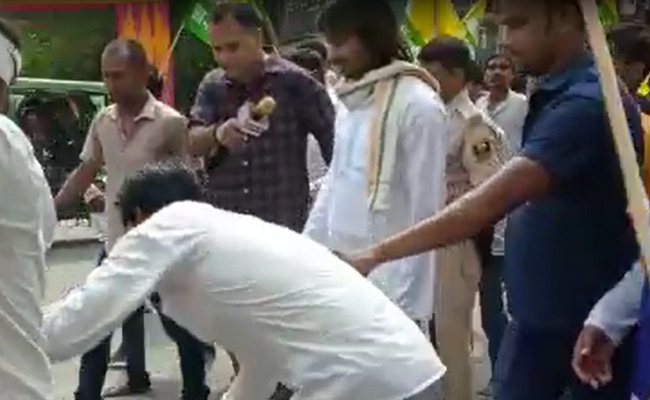 VIDEO: नंगे पैर चलते रहे तेजप्रताप यादव, समर्थक सड़क पर उड़ेलते रहे मिनरल वाटर, फिर भी पड़ गए छाले