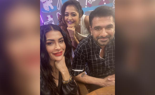 सेलिब्रिटी स्पीकर और होस्ट आशना धनुका को मिल रहे कई फिल्म और रियलिटी शो के ऑफर