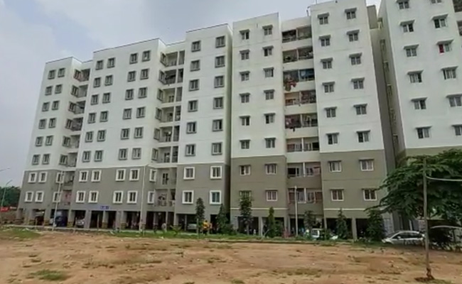 Building In Bengaluru Police Quarters Tilts, 32 Families Evacuated