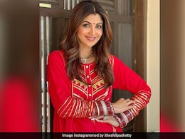शिल्पा शेट्टी का करवा चौथ सेलिब्रेशन शुरू, पति राज कुंद्रा के लिए दिखाई मिनिमल मेहंदी डिजाइन और सरगी की झलक शिल्पा शेट्टी का करवा चौथ सेलिब्रेशन शुरू, पति राज कुंद्रा के लिए दिखाई मिनिमल मेहंदी डिजाइन और सरगी की झलक