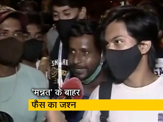 आर्यन खान की जमानत मंजूर होने पर शाहरुख के घर मन्नत के बाहर फैंस का जश्न