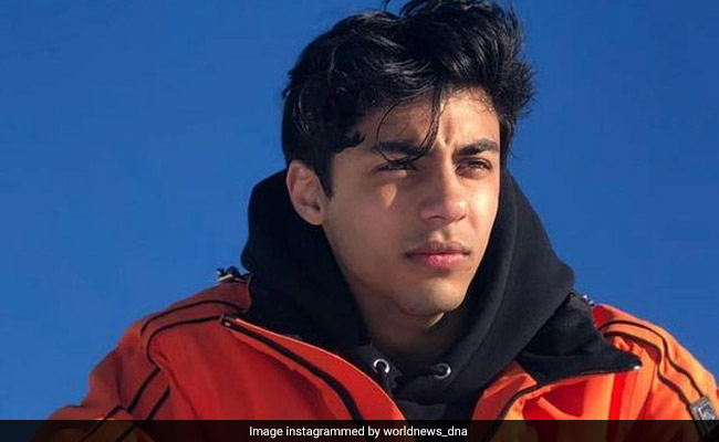 शाहरुख खान के बेटे आर्यन का थ्रोबैक Video आया सामने, सिंगिंग और गिटार बजाते यूं आए नजर