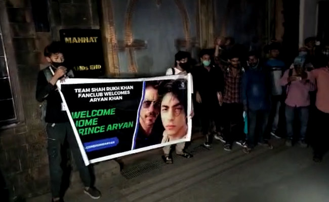 आर्यन के स्वागत में 'मन्नत' के बाहर शाहरुख के फैन्स ने मनाया जश्न, बोले- वेलकम होम प्रिंस&nbsp;