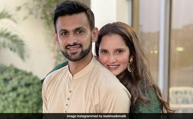 Sania Mirza's ROFL Reaction As Fans Chant "<i>Jija Ji</i>" For Shoaib Malik