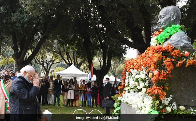 PM Narendra Modi Pays Tributes To Mahatma Gandhi At His Statue In Rome PM Narendra Modi Pays Tributes To Mahatma Gandhi At His Statue In Rome