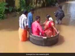 केरल में बाढ़ की वजह से हुई अनोखी शादी, खाना पकाने के बर्तन में बैठकर Wedding Hall तक पहुंचे दूल्हा-दुल्हन - Viral Video केरल में बाढ़ की वजह से हुई अनोखी शादी, खाना पकाने के बर्तन में बैठकर Wedding Hall तक पहुंचे दूल्हा-दुल्हन - Viral Video