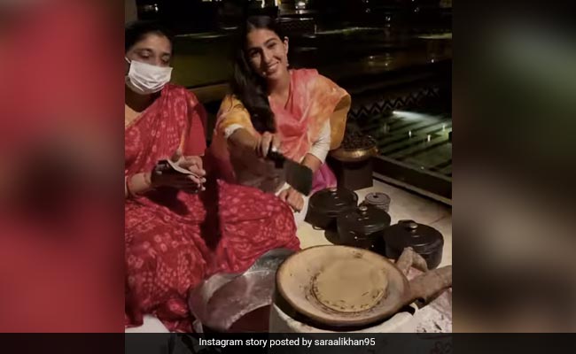 सारा अली खान चूल्हे पर यूं रोटियां सेकती आईं नजर, बार-बार देखा जा रहा एक्ट्रेस का ये देसी अंदाज