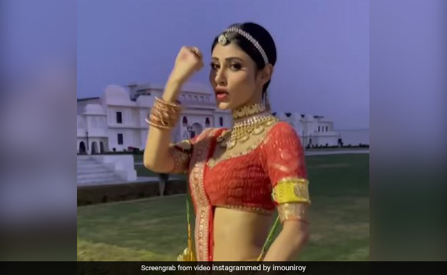 मौनी रॉय ने 'जोड़ा' सॉन्ग पर लाल लहंगे में किया डांस, अली गोनी का यूं आया रिएक्शन- देखें वीडियो