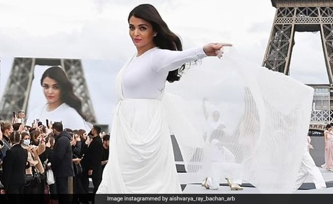 ऐश्वर्या राय ब्लैक ड्रेस में दिख रही थीं बेहद खूबसूरत, आप भी कैरी कर सकती हैं उनका यह नया लुक