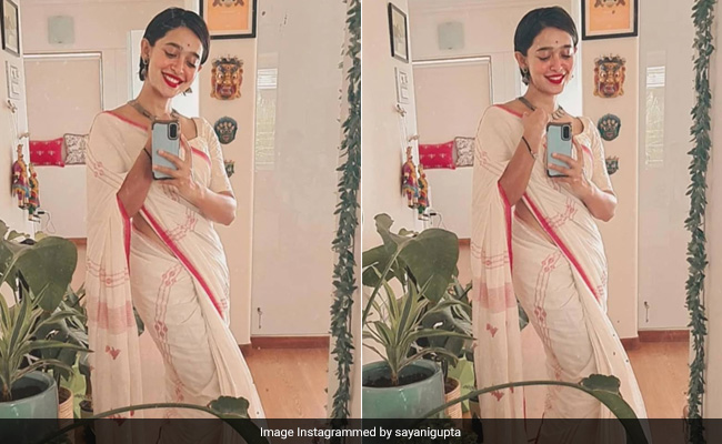 Sayani Gupta Says Shubho Ashtami In A Beautifully Traditional Red And White <i>Saree</i>