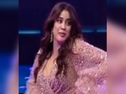 जान्हवी कपूर ने सारा अली खान के साथ ‘नदियों पार’ गाने पर किया बेली डांस, फैन्स बोले- आग तो रणवीर ने लगाई है...देखें Video जान्हवी कपूर ने सारा अली खान के साथ ‘नदियों पार’ गाने पर किया बेली डांस, फैन्स बोले- आग तो रणवीर ने लगाई है...देखें Video