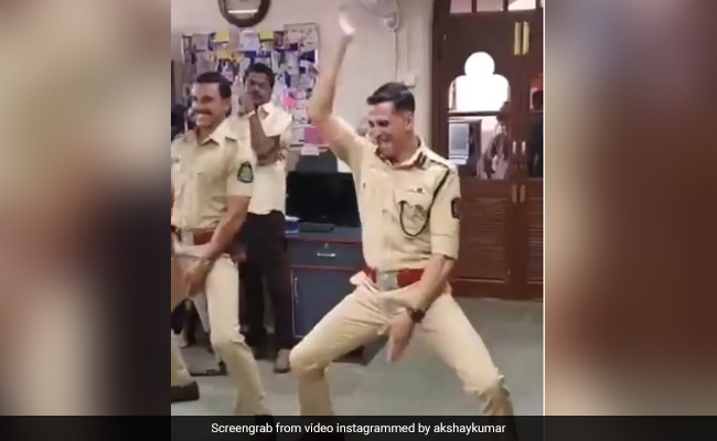 रणवीर सिंह को 'बाला' डांस सिखाते दिखे अक्षय कुमार, वीडियो को शेयर कर दी ये चेतावनी