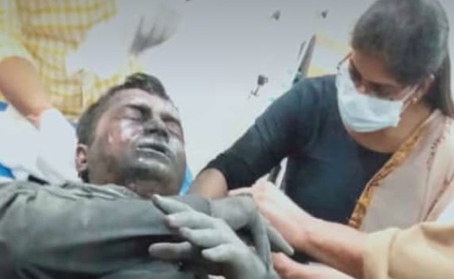 दिल्ली : नरेला इंडस्ट्रियल एरिया में फैक्ट्री में आग बुझाते 4 दमकलकर्मी घायल