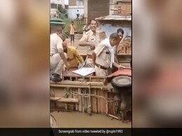 पुलिसवाले ई-रिक्शा पर बैठकर जा रहे थे, तभी सड़क पर भरे पानी में पलट गया रिक्शा, IPS बोला- Khatron Ke Khiladi - देखें Video पुलिसवाले ई-रिक्शा पर बैठकर जा रहे थे, तभी सड़क पर भरे पानी में पलट गया रिक्शा, IPS बोला- Khatron Ke Khiladi - देखें Video