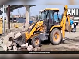 किसान आंदोलन : गाजीपुर बॉर्डर पर बनाई गई दीवार को तोड़ने की प्रक्रिया शुरू, लोगों को लंबे जाम से मिलेगी राहत किसान आंदोलन : गाजीपुर बॉर्डर पर बनाई गई दीवार को तोड़ने की प्रक्रिया शुरू, लोगों को लंबे जाम से मिलेगी राहत