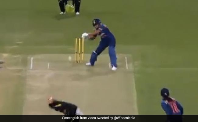 'लेडी सहवाग' शेफाली ने जमाया ऐसा छक्का, जिसे देख गेंदबाज और कमेंटेटेर भी रह गए हक्का बक्का- Video