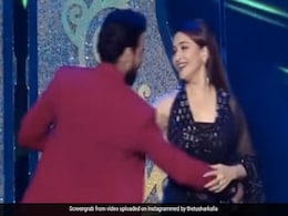 माधुरी दीक्षित ने तुषार कालिया संग 'घुंघरू टूट गए' सॉन्ग पर किया जोरदार डांस, खूब धमाल मचा रहा Video माधुरी दीक्षित ने तुषार कालिया संग 'घुंघरू टूट गए' सॉन्ग पर किया जोरदार डांस, खूब धमाल मचा रहा Video