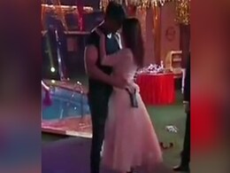 सिद्धार्थ शुक्ला और शहनाज गिल ने जब ‘भीगे होंठ तेरे’ पर किया था रोमांटिक डांस, मेहमानों ने बंद कर ली थी आंखें...देखें Video सिद्धार्थ शुक्ला और शहनाज गिल ने जब ‘भीगे होंठ तेरे’ पर किया था रोमांटिक डांस, मेहमानों ने बंद कर ली थी आंखें...देखें Video