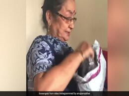 अनुपम खेर को मां से तोहफे में मिले कपड़े तो एक्टर बोले- उसे पैसे तो देकर आई हो ना, देखें मजेदार  Video अनुपम खेर को मां से तोहफे में मिले कपड़े तो एक्टर बोले- उसे पैसे तो देकर आई हो ना, देखें मजेदार  Video