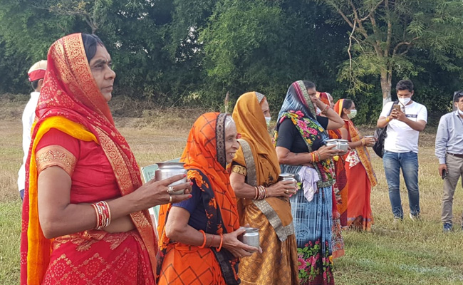 खुले में शौच न जाएं बहुएं, इसलिए सास ने किया अनोखा काम, हाथ में पानी से भरा लोटा लेकर लगाई दौड़, जानिए पूरा मामला