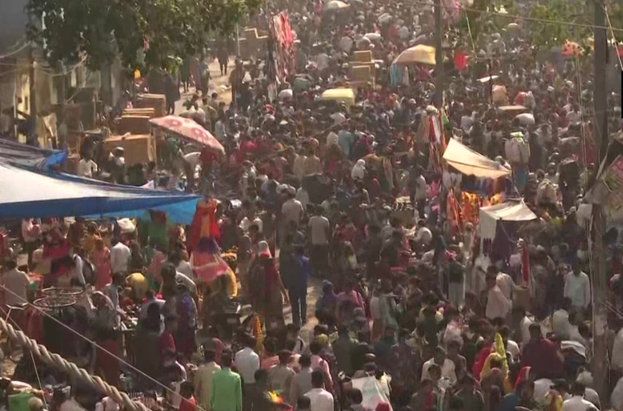 कोरोना की परवाह किए बगैर, बिना मास्क और सोशल डिस्टेंसिंग के बाज़ारों में घूम रहे हैं लोग