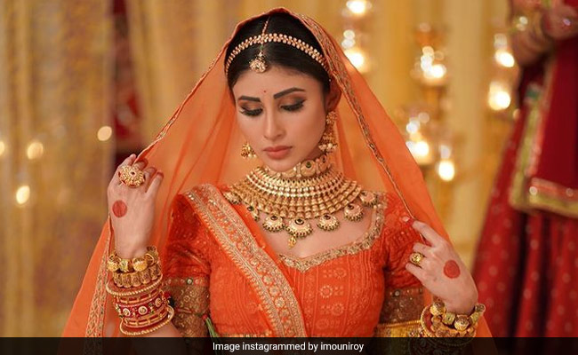 फेस्टिव सीजन में दिखना है सबसे डिफरेंट और एलिगेंट, तो बंगाली बाला मौनी रॉय के इस ब्यूटीफुल लुक को कर सकती हैं कॉपी