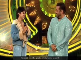 सलमान खान से नहीं गाया गया योहानी का 'Manike Maghe Hithe' सॉन्ग, देखें वायरल Video सलमान खान से नहीं गाया गया योहानी का 'Manike Maghe Hithe' सॉन्ग, देखें वायरल Video