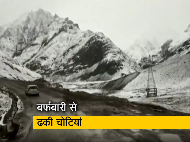 सोनमर्ग के नजदीक जोजिला दर्रा पर बर्फबारी, देखें वीडियो